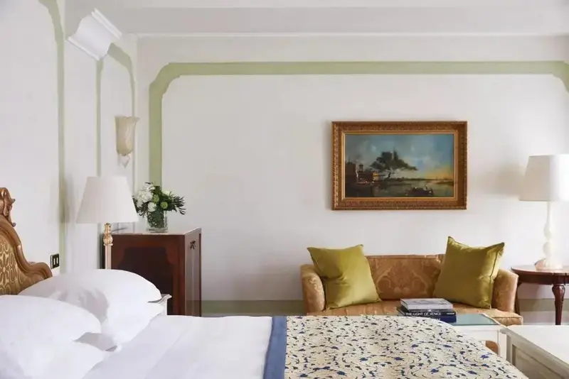 Une chambre lumineuse avec un canapé et un tableau décoratif.