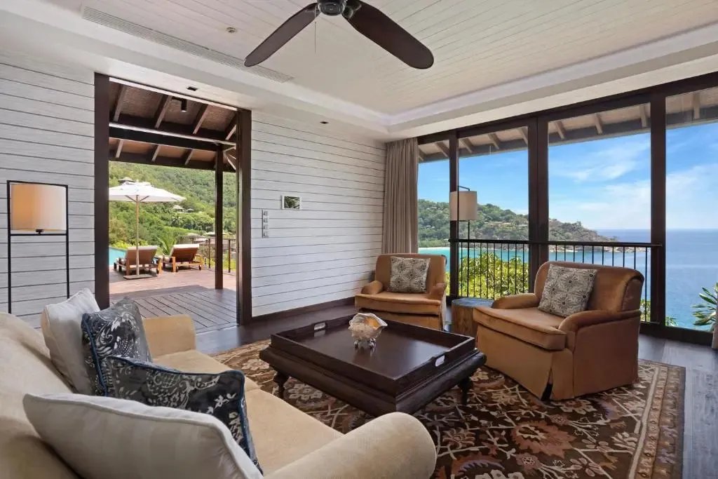 Espace de détente intérieur avec canapés et vue sur la mer.