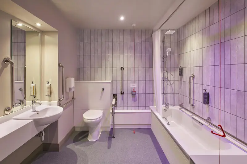 Une salle de bain lumineuse avec douche et baignoire.