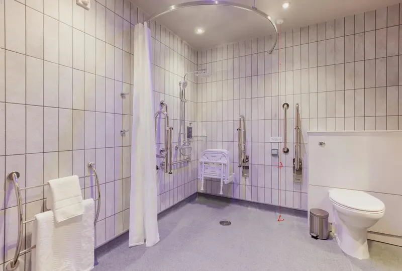 Une salle de bain claire et fonctionnelle avec des équipements adaptés.