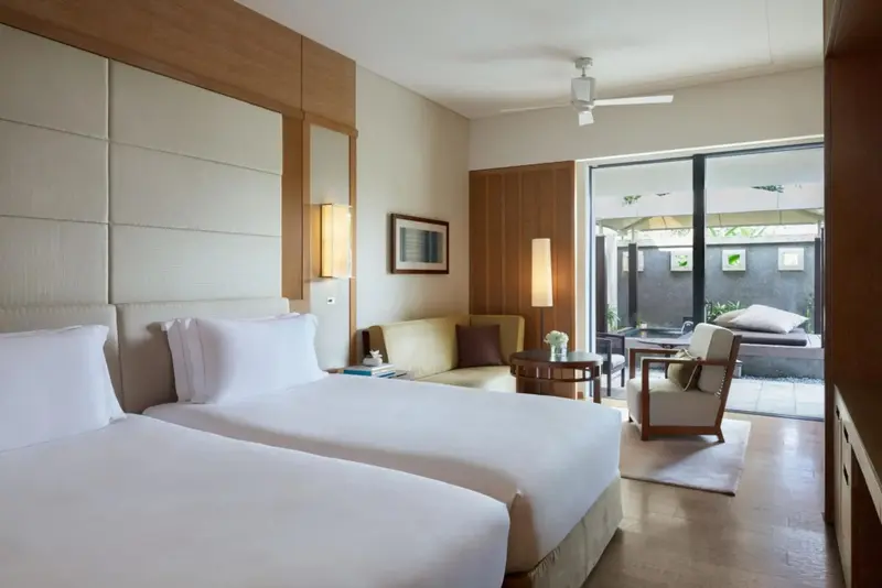 Une chambre lumineuse avec un grand lit et un espace détente.