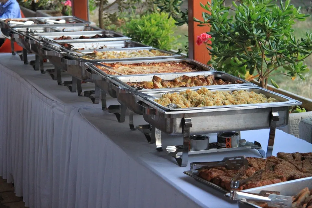 Un buffet propose une variété de plats chauds.