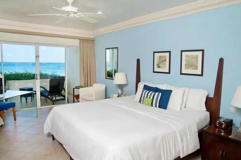Une chambre lumineuse avec un grand lit donnant sur la mer.