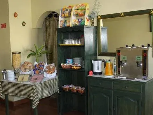 Un buffet propose des viennoiseries, des céréales et des boissons chaudes.