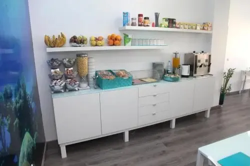 Un buffet propose des fruits, des céréales et des boissons.
