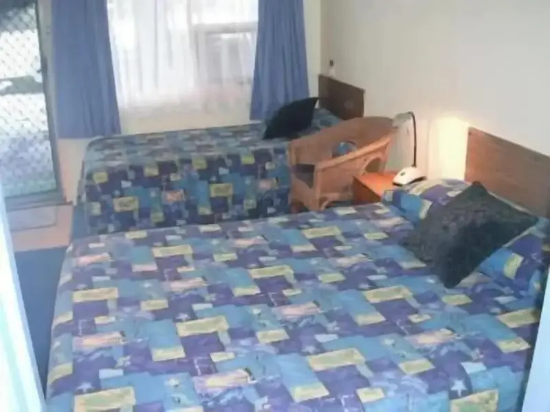 Une chambre avec deux lits et des oreillers.