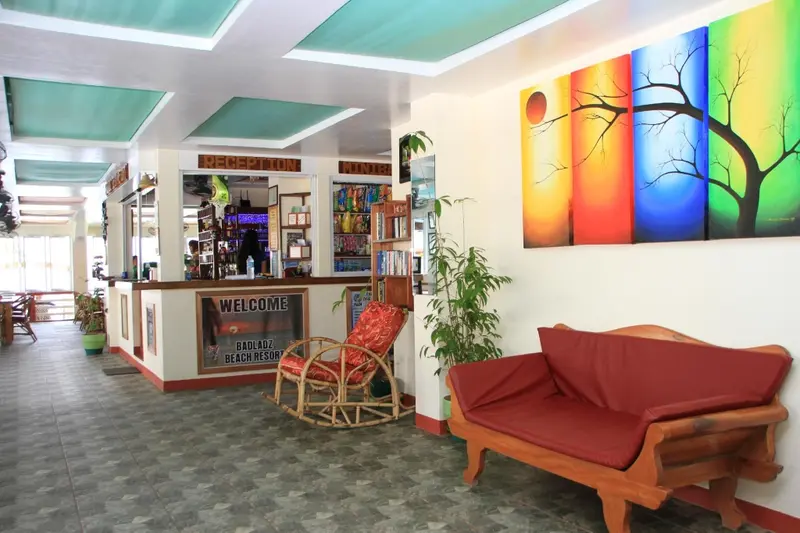 Hall d'accueil lumineux avec un comptoir et des sièges confortables.