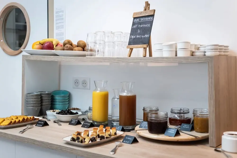 Un buffet propose des fruits, des pâtisseries et des boissons.
