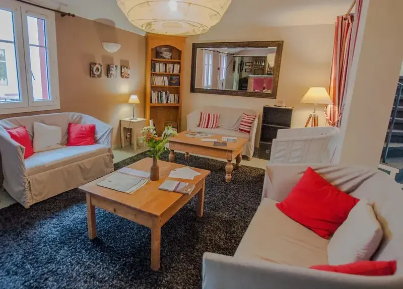 Un espace de détente intérieur avec des canapés et des tables basses.
