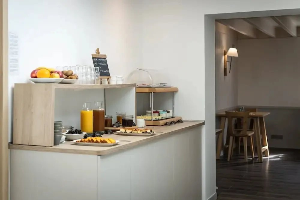 Un buffet propose des fruits, des pâtisseries et des boissons.