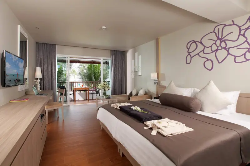 Une chambre spacieuse avec un grand lit et un accès à une terrasse.