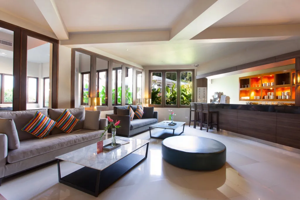 Espace de détente intérieur avec canapés et comptoir de bar.