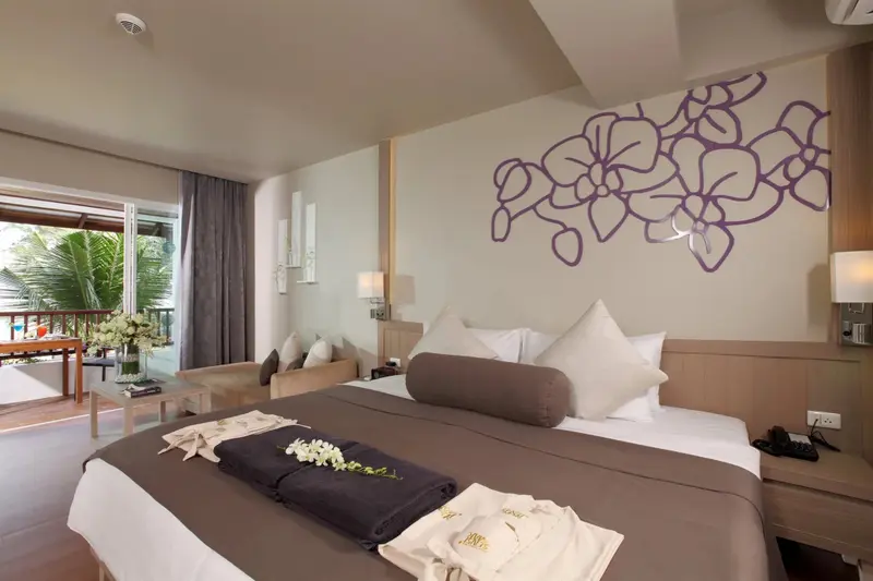 Une chambre spacieuse avec un grand lit et un accès à une terrasse.