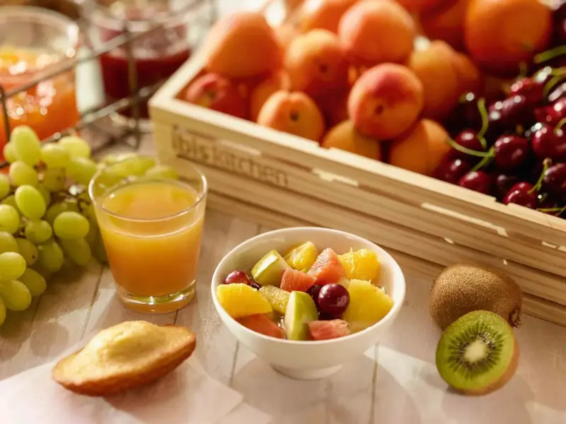 Une nature morte de fruits frais, de jus et de viennoiseries.