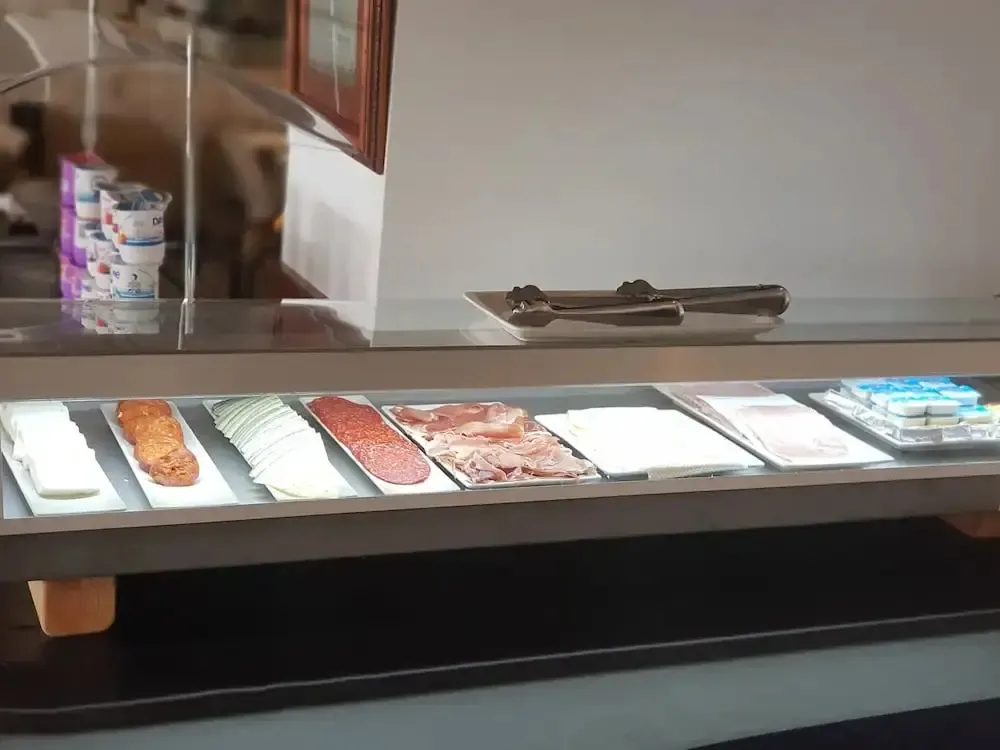 Présentation de charcuteries et de fromages sur un comptoir.
