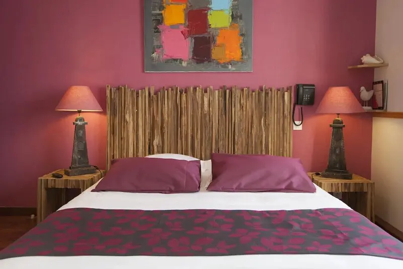 Une chambre à coucher avec un grand lit et des tables de chevet.