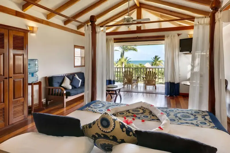 Une chambre lumineuse s'ouvre sur une terrasse avec vue sur la mer.