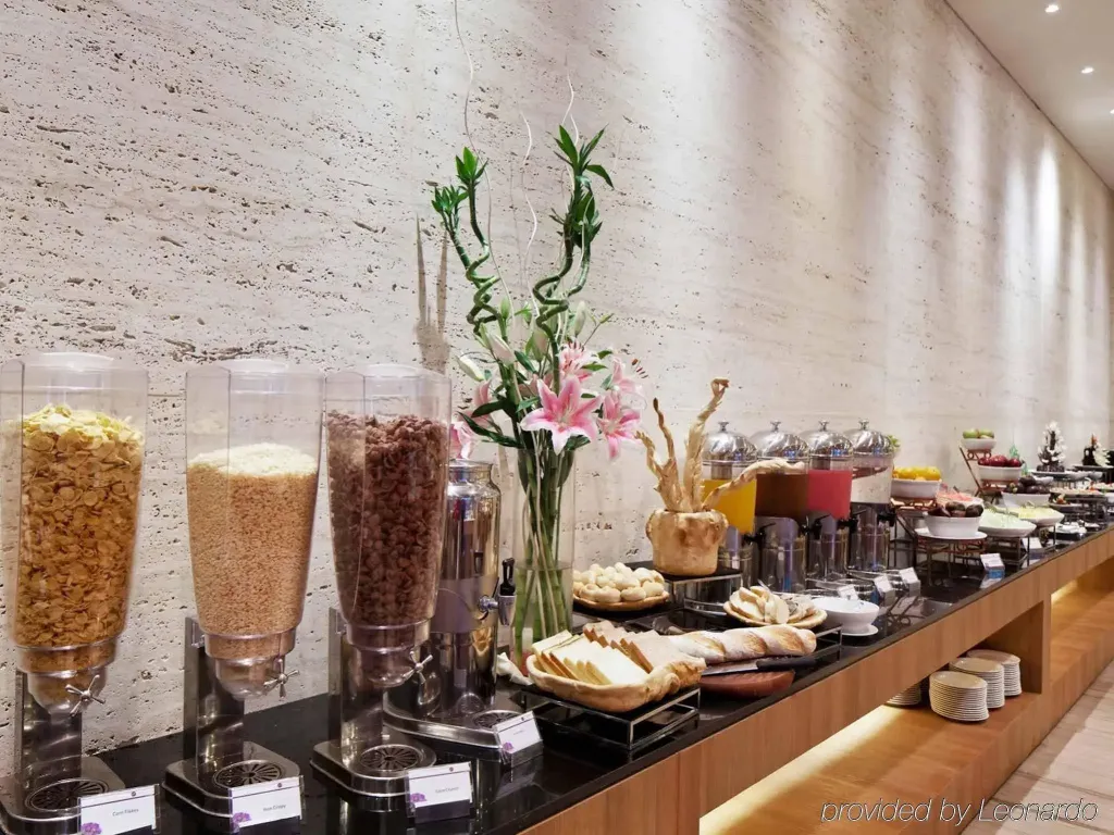 Un buffet propose une variété de céréales, de pâtisseries et de boissons.