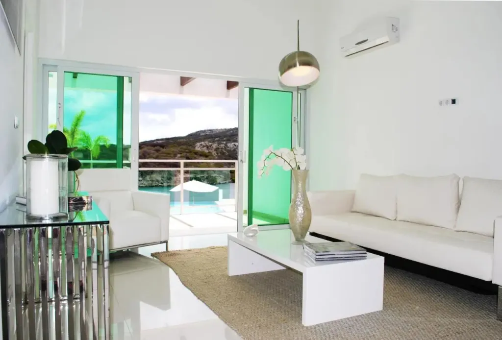 Un salon lumineux s'ouvre sur une terrasse avec vue sur la mer.