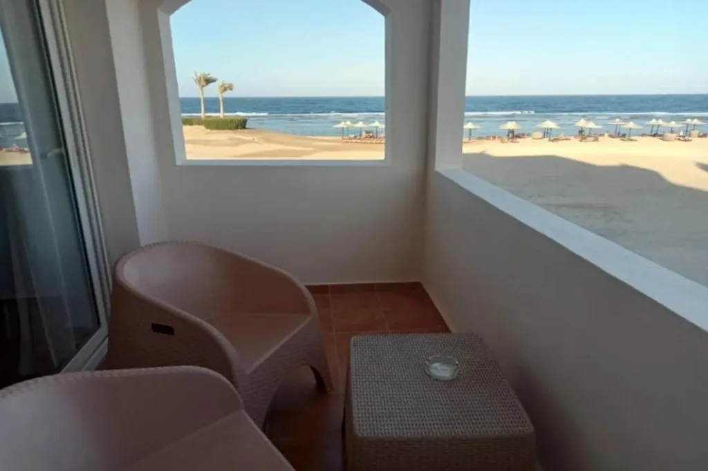 Un espace de détente intérieur s'ouvre sur une vue sur la mer et la plage.