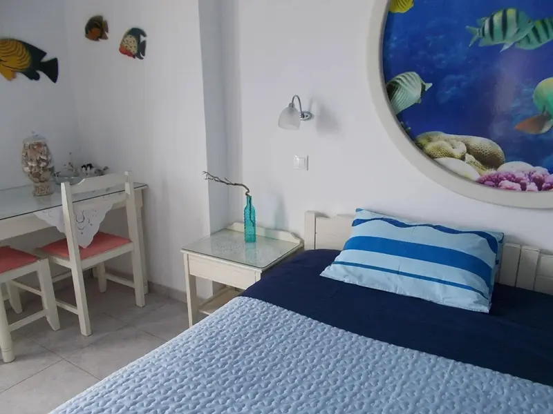 Une chambre lumineuse avec un lit et une table à manger.