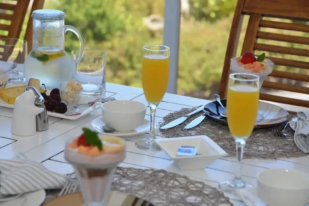 Une table est dressée avec des plats et des boissons pour un repas.