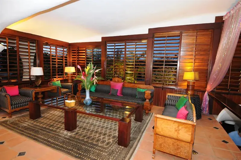 Un espace de détente intérieur avec des canapés et des fauteuils.