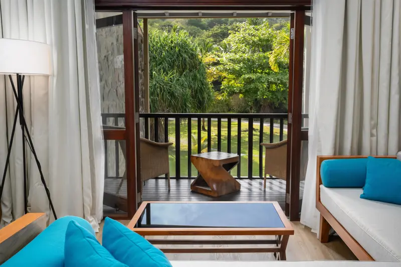 Un espace de détente intérieur s'ouvre sur une terrasse avec mobilier.