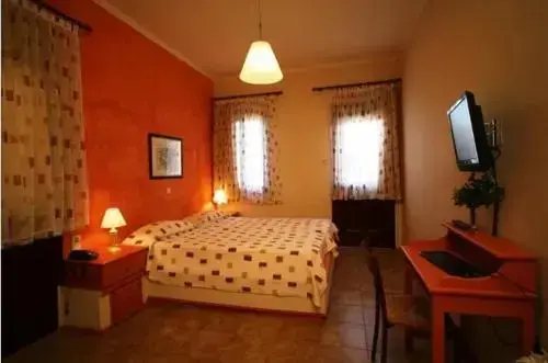 Une chambre lumineuse avec un lit et une télévision.