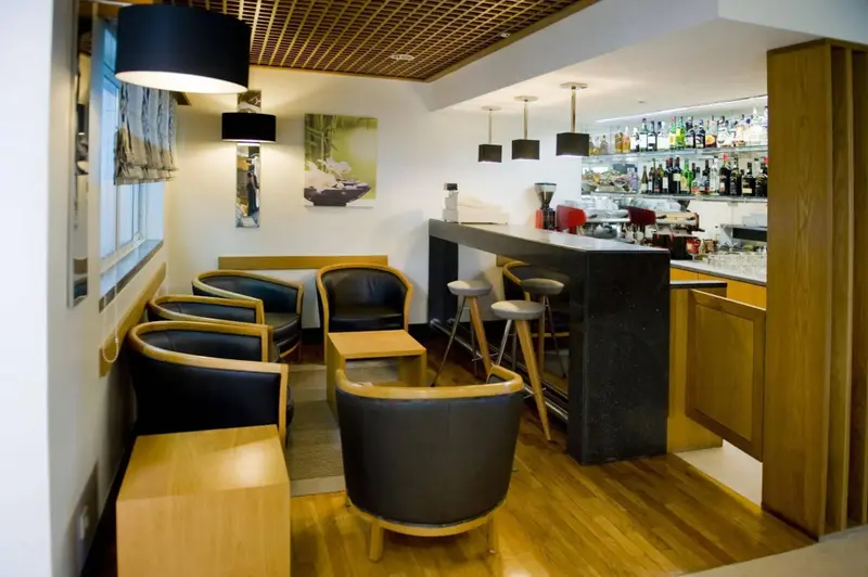 Un espace bar avec des sièges et un comptoir en bois.