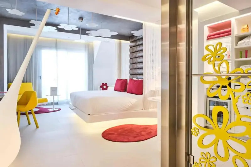 Une chambre lumineuse avec un grand lit et des touches de couleur vives.