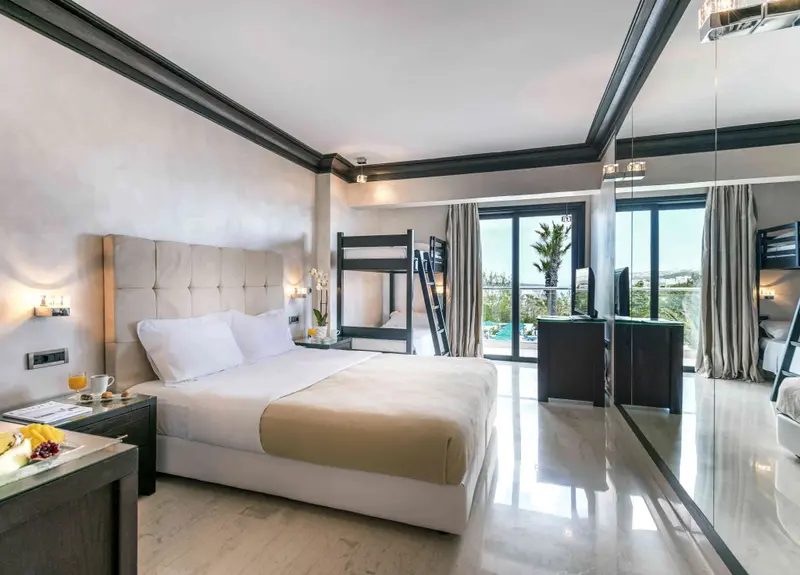 Une chambre lumineuse avec un grand lit et un accès à une terrasse.