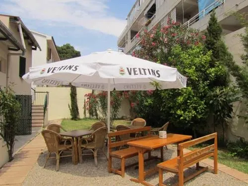 Tables et chaises disposées sur une terrasse ombragée par des parasols.