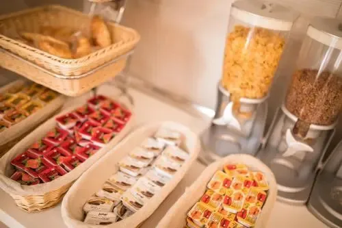 Assortiment de viennoiseries et de céréales en vrac sur un comptoir.