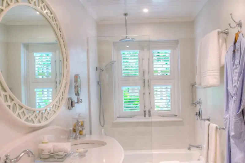 Une salle de bain lumineuse avec une baignoire et une douche à l'italienne.