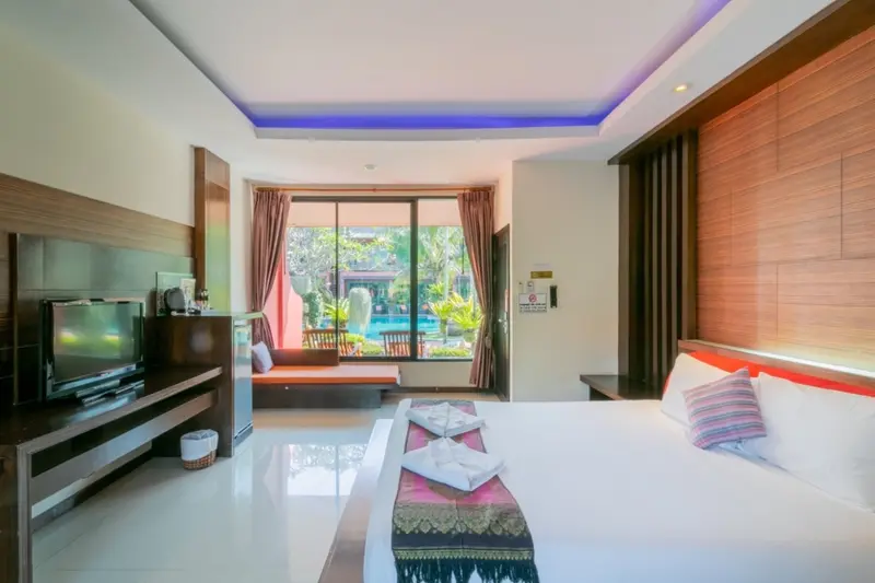 Une chambre lumineuse avec un grand lit et une vue sur une piscine.