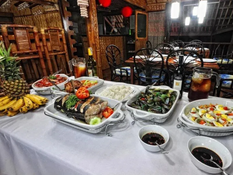 Une table garnie de plats variés et de boissons fraîches.