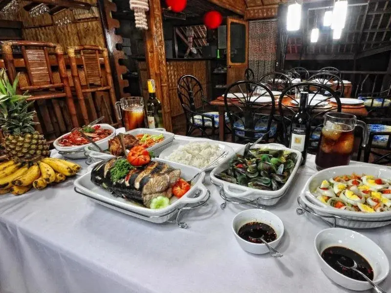 Une table garnie de plats variés et de boissons fraîches.