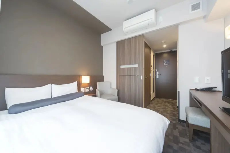 Une chambre d'hôtel moderne avec un grand lit et un espace de travail.
