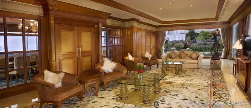 Un espace de détente intérieur avec des fauteuils et canapés confortables.