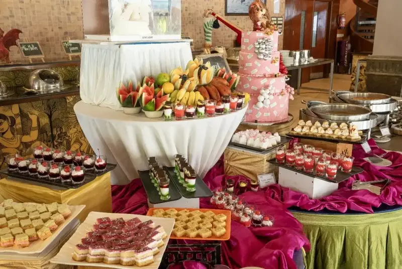 Un buffet généreux propose une variété de pâtisseries et de fruits frais.