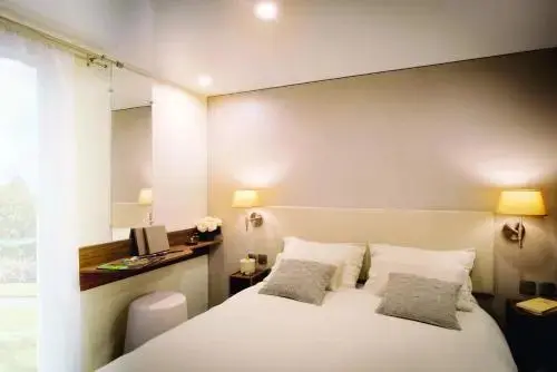 Une chambre lumineuse avec un grand lit et des tables de chevet.