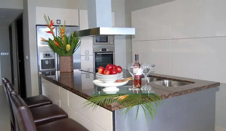 Un comptoir de cuisine moderne avec des fruits et des boissons.