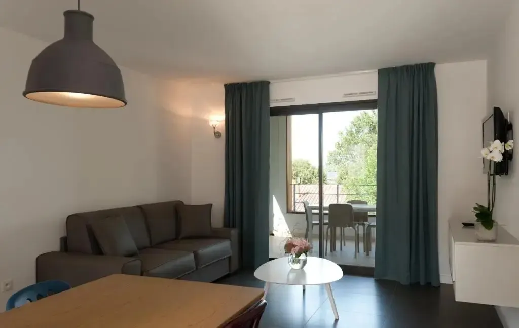 Un espace de vie intérieur avec un canapé et une table basse.