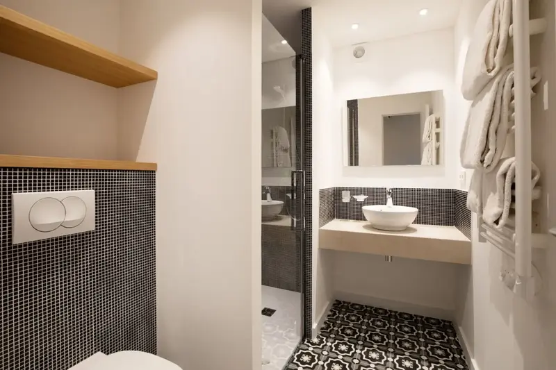 Une salle de bain moderne avec douche à l'italienne et carrelage décoratif.