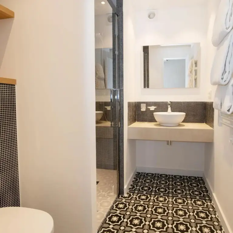 Une salle de bain moderne avec douche à l'italienne et carrelage décoratif.