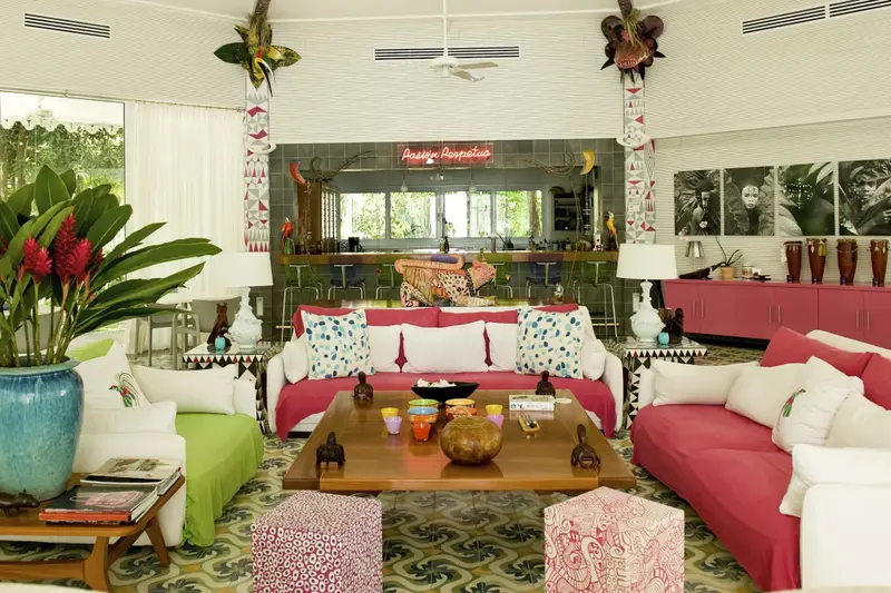 Un espace de détente intérieur coloré avec des canapés et des tables basses.
