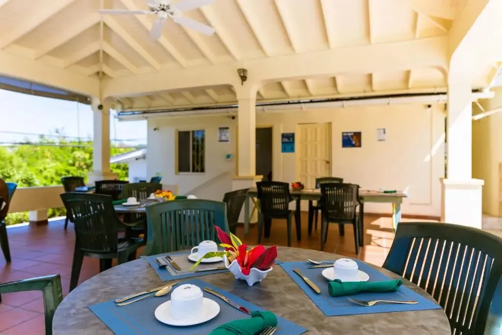 Une salle à manger lumineuse avec des tables préparées pour le service.