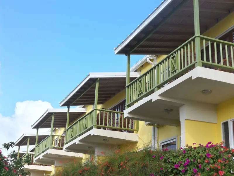 Balcons verdoyants donnant sur un ciel bleu.