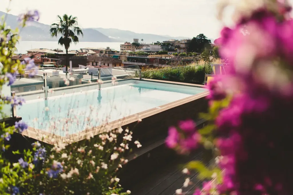Une piscine à débordement offre une vue sur la mer et les collines environnantes.